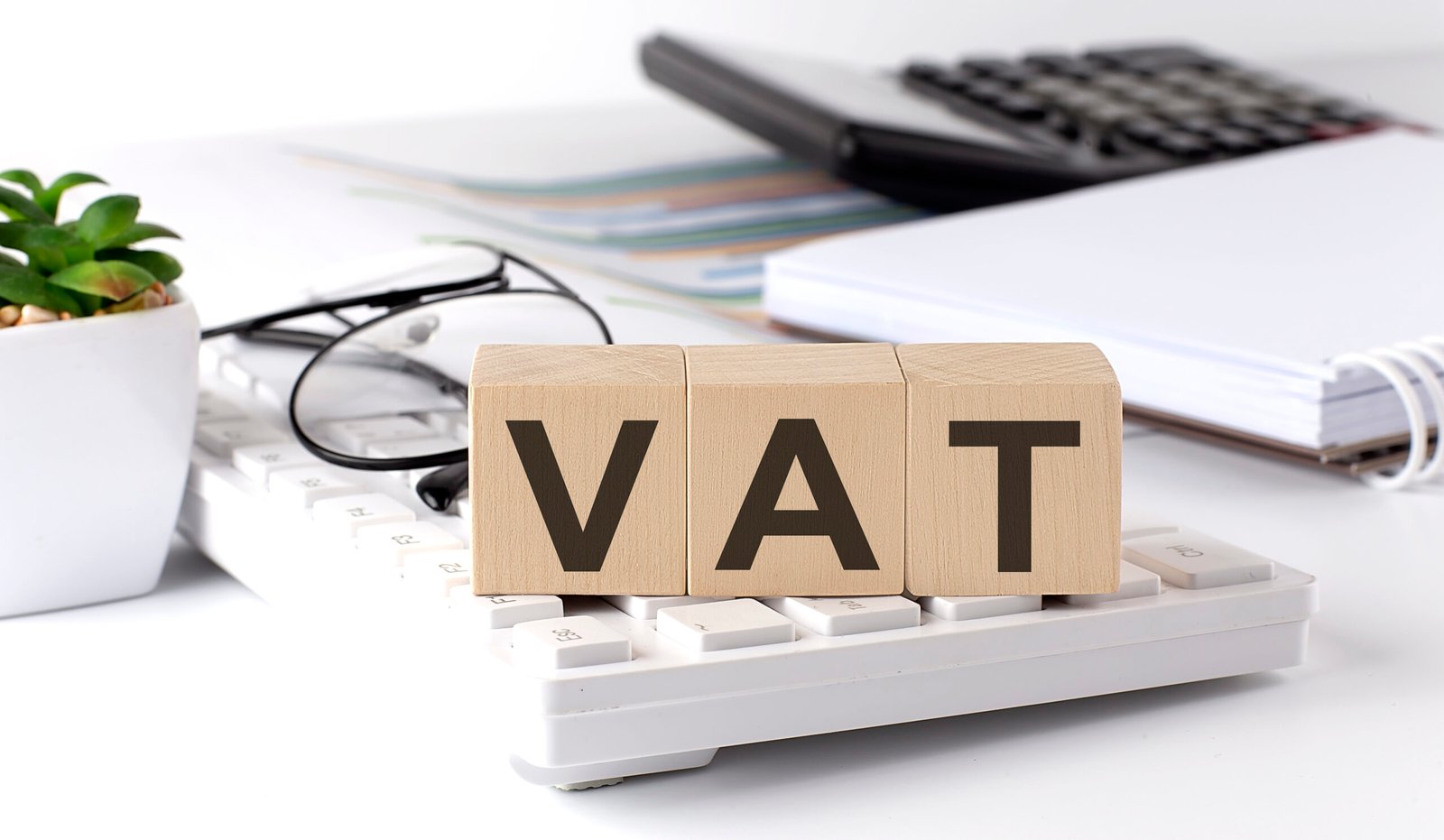Difference Between VAT Registration and VAT Deregistration in UAE